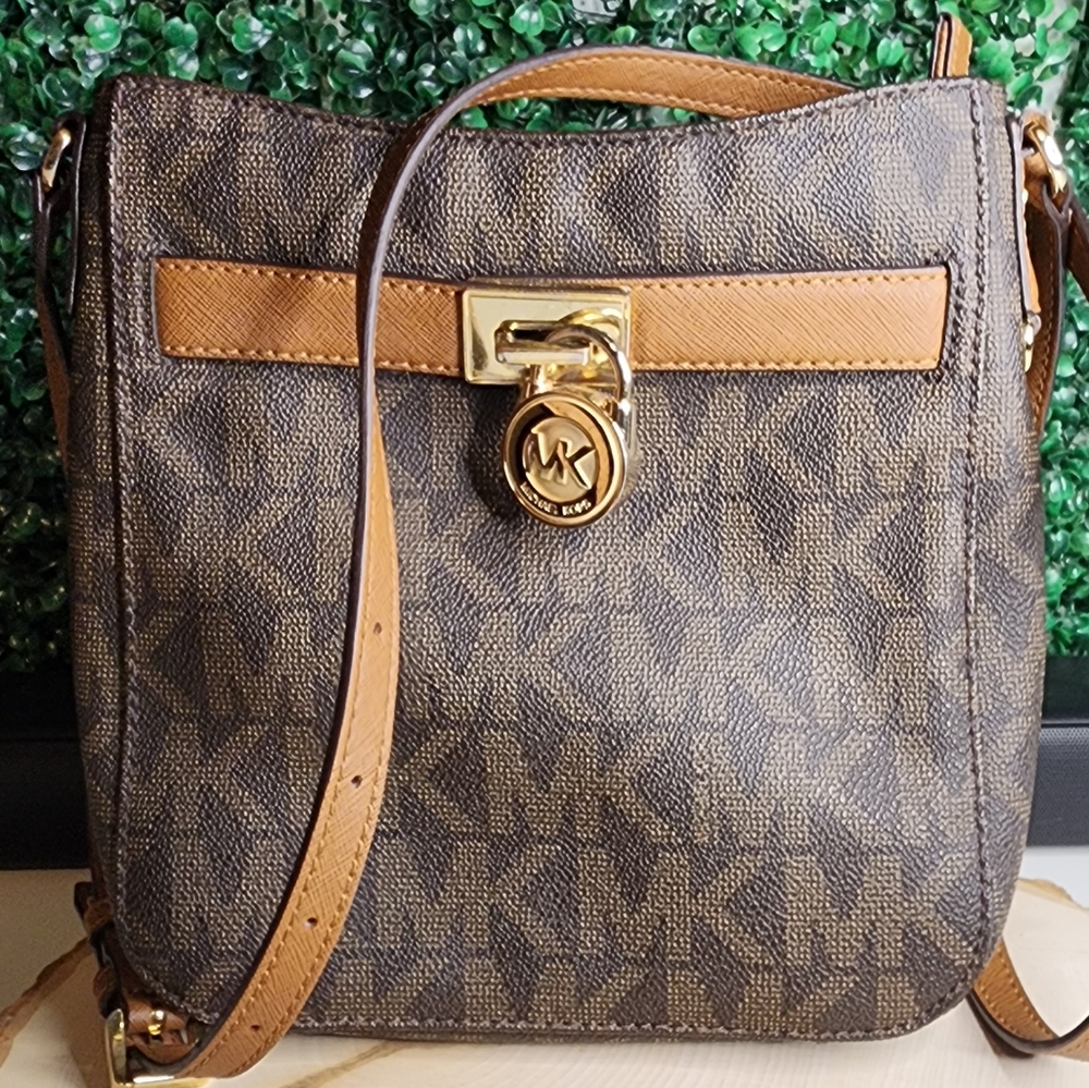 MICHAEL KORS~ HAMILTON TRAVELER~ CROSSBODY BAG